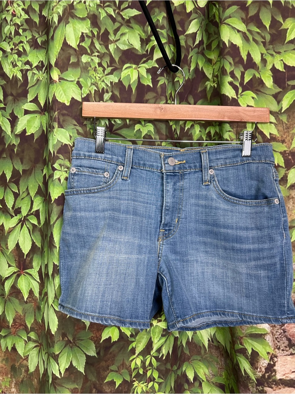 LEVI'S Mid-Length Medium Wash Classic Five Pocket Summer Shorts, 27 - Picture 4 of 14